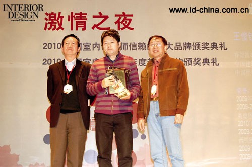 CIID副会长劳智权、刘有达为封面人物王俊钦颁奖。 