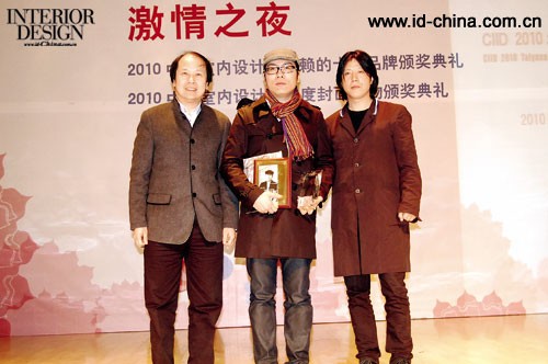 CIID副会长陈耀光、上海现代院院长王传顺为谢英凯颁奖。 