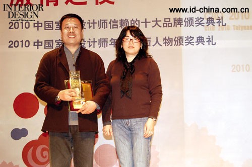IID秘书长叶红为高鑫玺颁奖。
