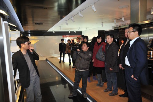 斐雪派克杭州展厅经理陈珠塔先生现场讲解产品—对开门冰箱