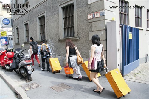 2011年在米兰参加米兰家具展外围展，学生们拖着作品招摇过市。