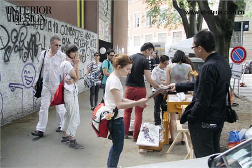 2011年清华美院师生在外围展主展区Tortona街头进行展览，引来参观者驻足。