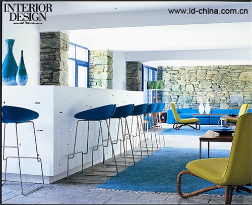 Mykonos Theoxenia公共餐区，面向爱琴海的美好风景，蓝色蔓延到了室内。