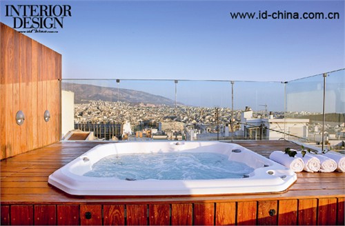露天浴池，面向雅典古城的层层叠叠的城市天际线。