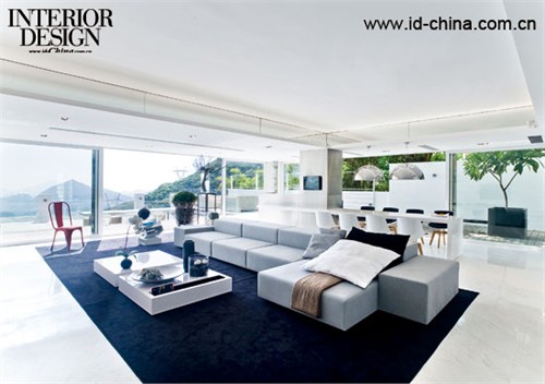 上层客厅则以白色为主调，干净清透，令屋主感到轻松舒适。