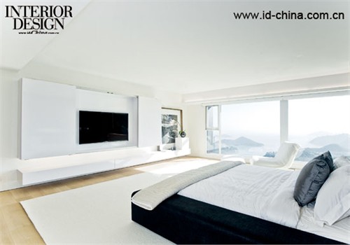 上层的卧室沿用了白色为主色调，纯净的白色是窗外风景的最佳背景。