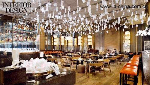 中国雕塑家刘建华制作成《每日片段》，将它们挂在天花板上，散落在酒吧中。