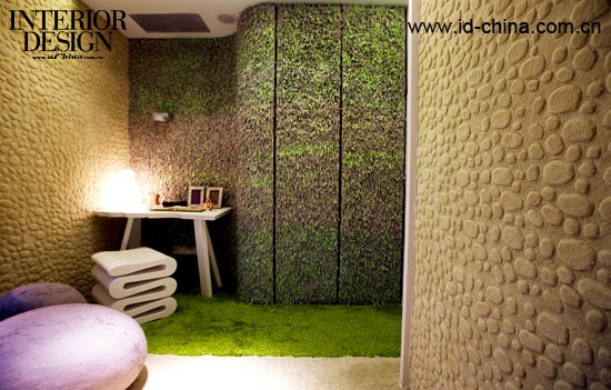 仿石材的墙面和绿色的地毯似乎暗示了重庆地区的地域特色。