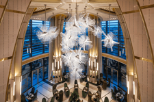 雅加达四季酒店中的波西米亚玻璃棕榈林 室内设计师Alexandra Champalimaud